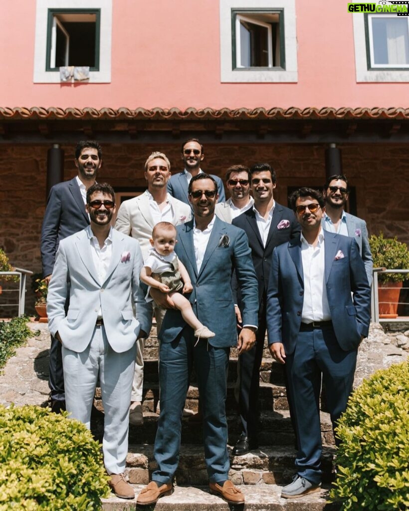 Luís Marvão Instagram - Retratos de um tão feliz 🫶🏻 Uma das pessoas que mais amo no mundo casou e eu tive o prazer imenso de ser seu padrinho! Não somos amigos desde sempre, andámos desencontrados, mas quando nos encontrámos percebemos que teríamos ali um amigo para a vida e que bom que é ter-te como amigo ou melhor irmão @filipe_afonso 🧡 @anaburmester1 agora é contigo e cá estarei para vos apoiar no que precisarem! Sejam muito felizes, sempre de sorriso na cara, copo na mão e pé no ar 🙌🏻🙌🏻🙌🏻🙌🏻🙌🏻