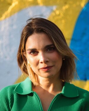Luís Marvão Instagram - Post de apreciação à minha @mafalda_rodrigues (mais um, eu sei) 😍😍😍😍
Para quem não sabe a Maf canta desde criança (fez o mini chuva de estrelas, sendo a coisa mais fofinha do mundo), cantou muitas vezes ao vivo e na adolescência começou a cantar fado. Depois mais tarde com alguns Nãos, não se lembrou mais de cantar, ficou “magoada” com o canto. Com os musicais infantis voltou a olhar para o canto e a sentir felicidade em cantar. Há uns meses cheguei a casa nervoso com um convite: “Linda, o EP é todo para ti, a “Para Sempre” dá o nome ao projecto, será que queres cantar comigo?”. A maf disse logo “sim homem, parecia que me ias pedir outra vez em casamento de tão nervoso que estás”, com toda a força do mundo como lhe é característico. Mais tarde, começou com as dúvidas a dizer que não era o melhor tom, que não ia ser capaz… Mas entrou em estúdio e fez magia com a ajuda do grande @aryrafeiro ✨ Este ano tem sido um ano de vencer medos, de seguir em frente sem olhar para trás e quem quiser perceber isso e conhecer um bocadinho da Mafalda que eu vejo todos os dias e que amo tanto, só tem de a ouvir a cantar a nossa música “Para Sempre” ou no podcast “N’A Caravana” da @ritaferroalvim . Que orgulho ver te a largar todas as amarras e a mostrar a pessoa tão bonita, generosa, amável, forte, vulnerável, lutadora que tu és! ♾️
És o nosso orgulho e só te posso agradecer: OBRIGADO 🧡🧡🧡🧡
📸 @margaridaespanha