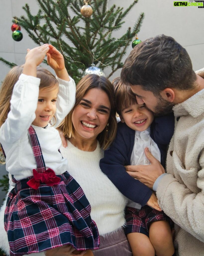 Luís Marvão Instagram - Feliz Natal 🎄 Que seja uma noite leve, cheia de amor e de sentimentos bons. Um grande beijinho nosso a todos os que nos querem bem 🤍 📸 da nossa querida @margaridaespanha