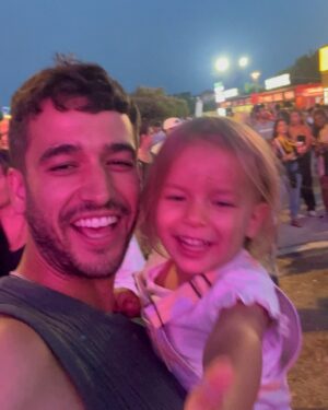 Luís Marvão Instagram - Primeiro festival dos nossos 2 piratas! Se foi um desafio? Sim! Se valeu a pena? Valeu! 🙏🏻🙏🏻🙏🏻 Estamos sempre a querer construir diferentes memórias com eles (mesmo que isso signifique ter que explicar 1538 vezes que não podem correr quando estamos no meio duma multidão, ter que relembrar 300 vezes que se quiserem fazer xixi têm que nos avisar, etc etc) 🙃 
Com isto tudo as nossas cavalitas foram casa para eles estes dias e apesar de todas as dores de costas, eles cantaram, dançaram e viram os artistas de muitas músicas preferidas deles e isso foi incrível!!! 😍😍😍
#soldacaparica #guicos #zema #malu