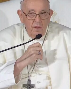 Luís Marvão Instagram - Orgulho é o que melhor descreve estas 4 fotografias 🧡 O Papa Francisco esteve ontem na igreja que o meu pai projectou e o meu pai pôde estar na sua presença! 🙏🏻🙏🏻🙏🏻 O Papa Francisco é para mim uma verdadeira inspiração, é um exemplo de Amor a todos, independentemente dos seus credos, de raças, de género, de orientação sexual. É puro no Amor e por isso uma pessoa tão importante na nossa sociedade! Está muito à frente da sua igreja que tantas falhas crucias tem e não tem medo de o dizer! 🫶🏻
De todos os locais com uma grande ação social e importantes para a comunidade, a Igreja de São Vicente de Paulo e a obra feita no bairro da Serafina foi o local escolhido e que benção que foi! Pai, tenho muito orgulho em ti, na tua obra e a felicidade que se vê na tua cara é a mesma com que fiquei quando vi esta fotografia! 🤍
Também deixo aqui o discurso do Papa neste dia para sermos próximos do próximo (tudo dito) 🙏🏻
#papa #papafrancisco #jmj #jmj2023