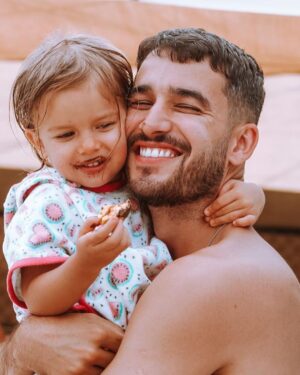 Luís Marvão Instagram - Se não for para estar de férias assim agarrado à minha Malu, nem me chamem 😍😍😍😍
Já a malu quer é chocolate 😂
📸 da nossa @brunarebelo__ph @_bruna_rebelo_