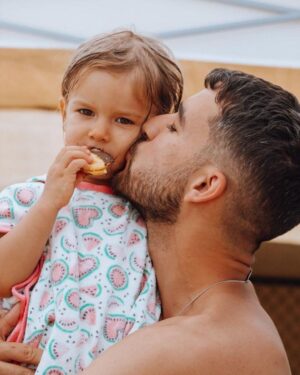 Luís Marvão Instagram - Se não for para estar de férias assim agarrado à minha Malu, nem me chamem 😍😍😍😍
Já a malu quer é chocolate 😂
📸 da nossa @brunarebelo__ph @_bruna_rebelo_