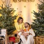 Luís Marvão Instagram – Podia ser a nossa sala de estar mas é da @nespresso.pt 😌 Sabes que o Natal se está a aproximar, quando esta família se junta. Foram tantas vezes a nossa salvação nas manhãs com os dois pequenos: ☕️☕️ e ontem ainda aprendemos a fazer um cocktail 🍸
Que bom fazer parte destes momentos 🤍 obrigada @hillandknowltonportugal @wowmeagency 

📷 @joaomcatarino_