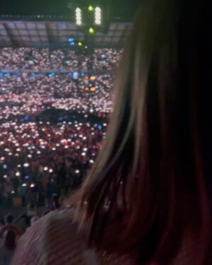 Luís Marvão Instagram - Coimbra was the top of the World tonight! 🌍 Foi isso que os coldplay nos fizeram sentir, numa comunhão de amor, de energia, de empatia, de inspiração. Saímos do estádio com vontade de mudar o mundo e de acreditar verdadeiramente no Amor, a força mais forte do mundo! Eu trouxe o meu Amor que faz tudo valer mais, faz tudo vibrar mais, faz tudo sentir e fazer sentido! Coldplay obrigado por serem tudo isto e serem assim! Chris Martin tu és um ser humano incrível que cativa a cada palavra, a cada gesto porque és só Amor e sem esforço! És, ponto final! 🧡💗💙💚💛💜
Obrigado @heinekenpt por este momento mesmo!!!