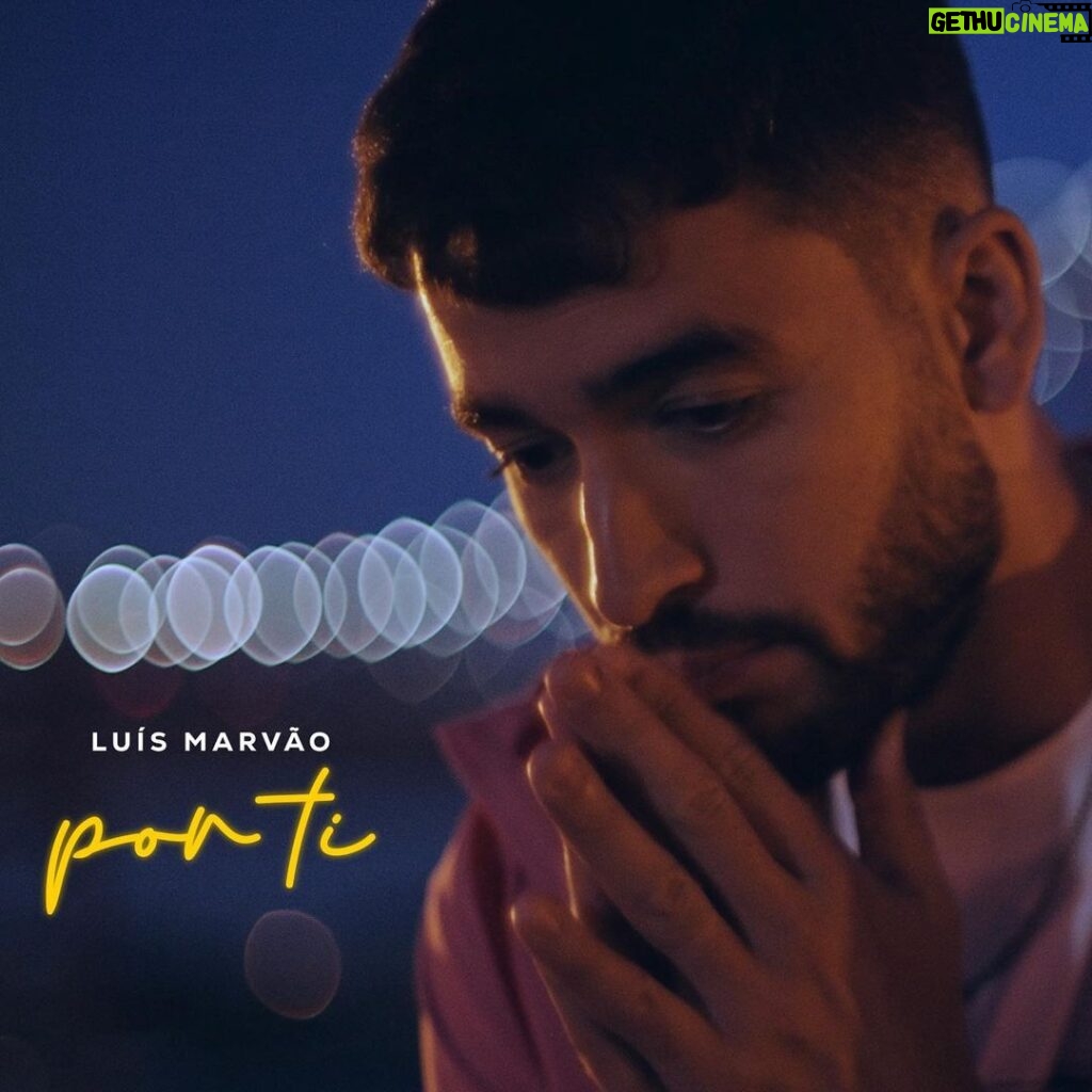 Luís Marvão Instagram - “Por Ti” vai estar à meia noite em todas as plataformas digitais 😍😍😍 É a música mais profunda que já lancei até agora. Onde me senti mais vulnerável, sem defesas, a cantar o que me vai no coração 🧡 A emoção tomou conta de mim quando ouvi o piano lindo e a melodia que o @filipegoncalves_oficial compôs e teve a generosidade de me dar. Mais tarde, em conjunto com o @aryrafeiro adaptámos à minha história, fizemos a letra e o @ducedbyzoo fez a magia dele também na produção. O @maninhofficial emprestou-me a guitarra linda dele e o Anderson tocou o piano final. Não posso esquecer o coro lindo que teve a minha princesa @mafalda_rodrigues , as incríveis @beccareinaldo e @__yinih__ e os lindos @isaiiiaas e @sambadoserginho 🙌🏻 É incrível ter pessoas tão talentosas a ajudar-me a seguir o meu sonho e só posso dizer: Muito Obrigado! 🙏🏻 Só fiz um take para este som do início ao fim onde acabei a 🥲 e assim ficou. Espero que ao ouvires te possas conectar com algum momento na tua vida de superação e de Amor! Obrigado a ti que estás desse lado e que me ajudas a concretizar este sonho! Continua desse lado que eu vou continuar a cantar para ti 🥹🥹🥹 Miradouro De Santo Amaro