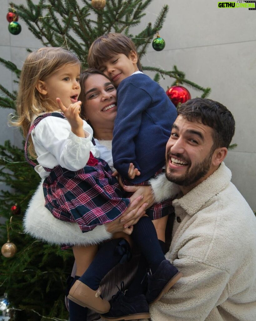 Luís Marvão Instagram - Feliz Natal 🎄 Que seja uma noite leve, cheia de amor e de sentimentos bons. Um grande beijinho nosso a todos os que nos querem bem 🤍 📸 da nossa querida @margaridaespanha