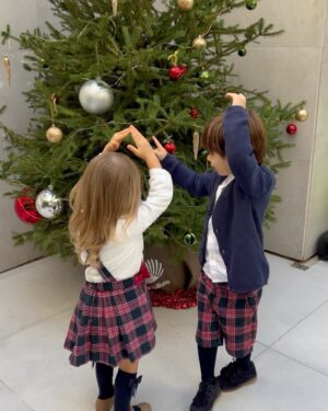 Luís Marvão Instagram - “Pinheirinho, Pinheirinho dos ramos verdinhos” foi a banda sonora dos nossos pequenos para este momento. 🌲🌲
O nosso Natal ganhou mais brilho e sentido quando eles nasceram. 😍
E não podíamos escolher outros fatinhos que não os da Chicco, já é tradição de família! 🫶🏻
#LiveItLoveIt #WeLoveChicco
📸 @margaridaespanha