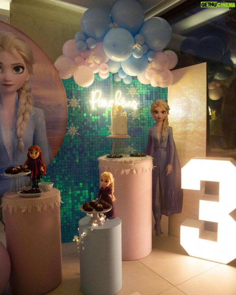 Luís Marvão Instagram - 3 anos da nossa Maluzinha que estava tão feliz no seu mundo da Frozen tão bem pensado pela @lifeinparty que nem reparou que foi o Zema que soprou as velas 👀👀 E provou a trança da sua Elsa do bolo que estava incrível, obrigada @salpicabakery e adocicamos a festa com os brigadeiros e brownies deliciosos da @adoceclaudia 🥰 Adoramos a cara da primeira fotografia 😂😂😂 📸 da nossa e única @margaridaespanha 🧡 Reino De Arandelle