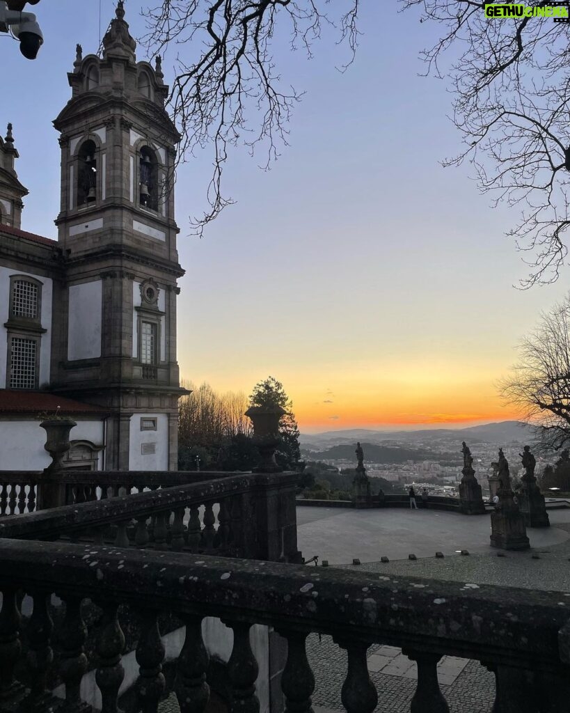 Luís Marvão Instagram - Viemos ver Braga pintada de Outono e vimos as folhas mais lindas e o céu que nos brindou com cores únicas no Bom Jesus🍁🍂🍁 tão bom podermos ter nesta cidade um bocadinho da nossa história enquanto família. 🧡 Santuário do Bom Jesus do Monte