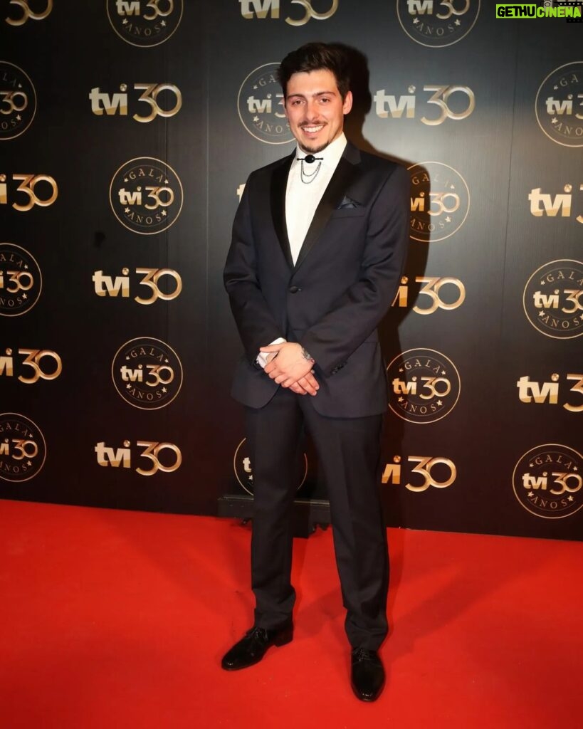 Luís Simões Instagram - 30⁰ aniversário @tvioficial ✨🎂🎈📸💃🤵🎉 Sim, já sei, sou sempre o último... #tvi #tvioficial #galatvi30anos #tvi30anos #gala #aniversário Aula Magna