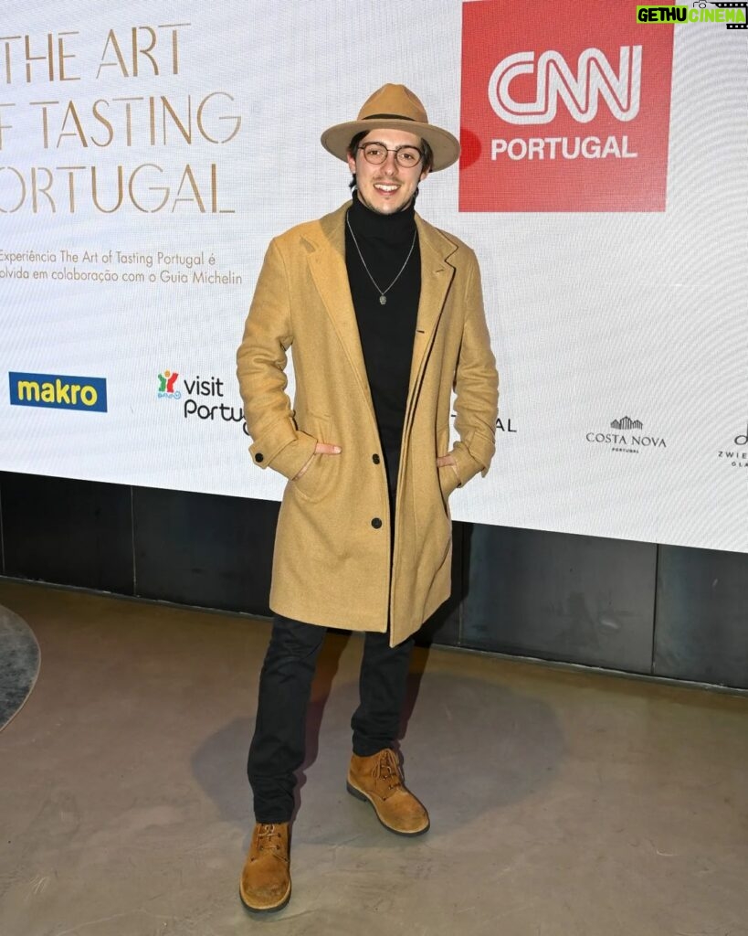 Luís Simões Instagram - Quem não gosta de comidinha portuguesa?! Eu amo a nossa gastronomia, como tal, não poderia faltar à apresentação do @theartoftastingportugal . Juntamente com a @cnnportugal irão promover o melhor da gastronomia portuguesa. 🙏🤤 📸 @pedromelo_photo #cnnportugal #theartoftastingportugal #gastronomiaportuguesa #autumnvibes #goodvibes