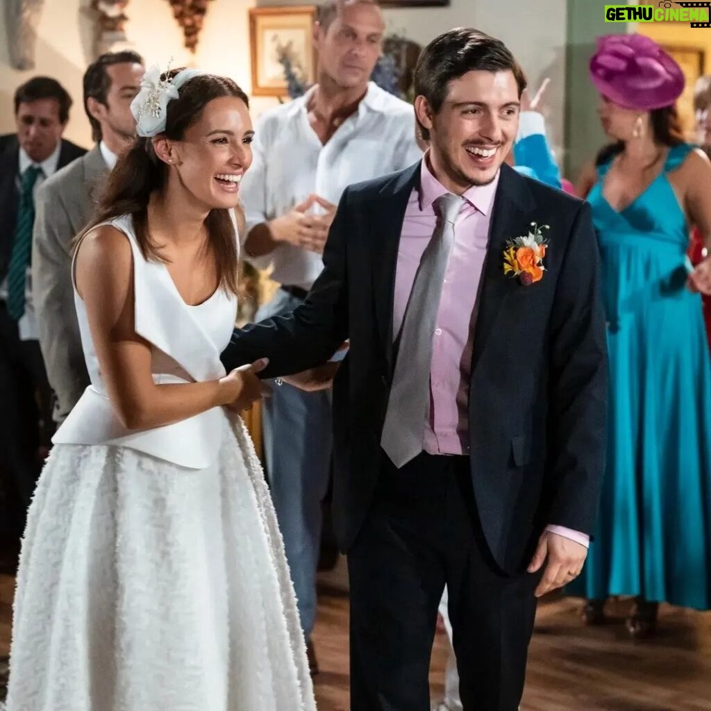 Luís Simões Instagram - Não me poderiam ter arranjado melhor casamento, com todas as peripécias que naturalmente um casamento na Bela Vida tem direito. 👏😂 É uma benção estar ao lado e poder fazer tudo isto com uma mulher encantadora e super talentosa como a @martaandrino ! 🙌 ❤️ 🤘 🔥 🎉 🥳 💒 💍 Que grandiosa que é a FESTA! É um orgulho fazer parte deste projecto. Grato a todo o elenco, a toda a equipa técnica, produção e direção por fazerem tudo isto acontecer todos os dias da melhor forma, são todos maravilhosos e extraordinários! 👌🙏 E obviamente, um OBRIGADO especial a todos os que nos acompanham e apoiam todos os dias 😘 Porque nada disto seria possível sem o casamento que temos com todos aqueles que nos vêem diariamente. Bem-hajam ! Que continue a FESTA ao mais alto nível! 🥂 🎉 🕺 💃 🎊 ✌️ 💪 🥳 @festaefestatvi @tvioficial @lobomau.producoes #festaéfesta #tvi