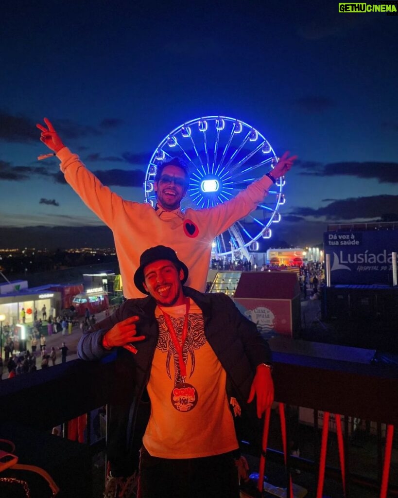 Luís Simões Instagram - Já fui 🤘😜 @rockinriolisboa Ph @selfie.iol.pt @gameiroines @biatrix.lourix #summer #rir #rockinriolisboa #festival #music #friends #goodvibes Rock in Rio Lisboa