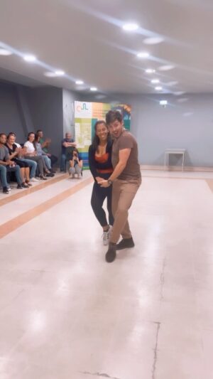 Luís Simões Instagram - Ver os nossos alunos evoluir é das coisas que mais nos dá satisfação ☺️🙌🏾
Obrigada pela confiança @simoesluis ♥️😍
Além de mega actor, está a tornar-se num óptimo bailarino 👏🏾
Porque quem dança é mais feliz! 

Demo com a nossa professora @ritinhasaandrade 🔥

Todas as semanas temos aulas de Salsa, Bachata e Kizomba para todos os níveis e gostos 🙌🏾
Na @love2dance.pt 
📍 Parque das Nações, Lisboa

ℹ️ Vem fazer uma aula experimental grátis! 
Mais informações e inscrições em:
www.bio.site/love2dance

🎵 Monotonia - @shakira & @ozuna 

—————————————————————
#bachata #bachatasensual #bachatadominicana #bachataclass #aulasdebachata #salsa #salsaon1 #kizomba #escoladedança #danceclass #aulasdedança #love2dance
