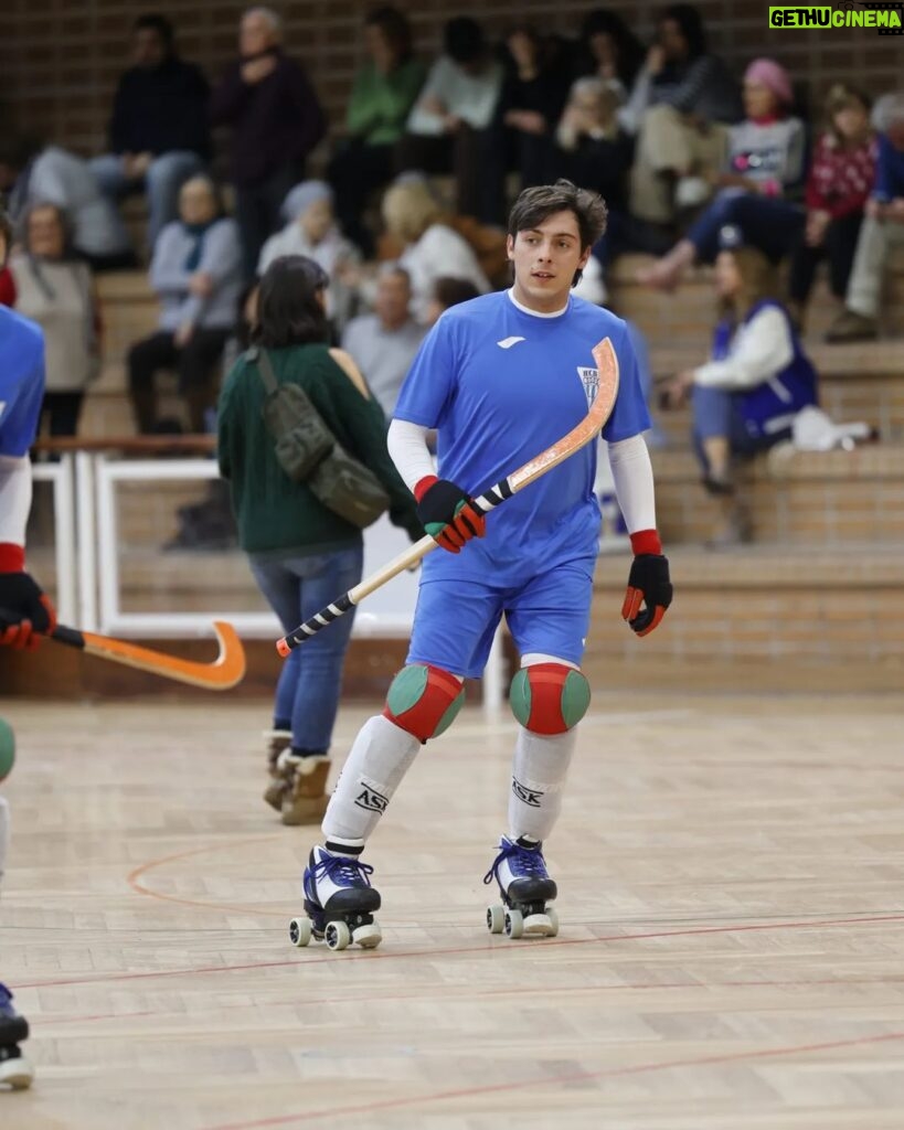 Luís Simões Instagram - Voltaram-me a pôr os patins... 🛼🏑H.C.B.V.🔵⚪ 📸@bau.mario77 @festaefestatvi #hoquei #hoqueipatins #festaéfesta #sobrerodas #tvi #tvinovelas #goodvibes