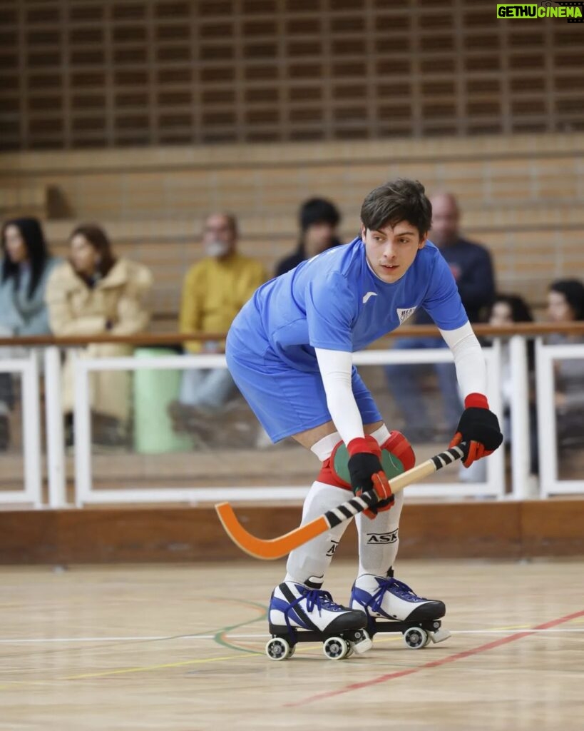 Luís Simões Instagram - Voltaram-me a pôr os patins... 🛼🏑H.C.B.V.🔵⚪ 📸@bau.mario77 @festaefestatvi #hoquei #hoqueipatins #festaéfesta #sobrerodas #tvi #tvinovelas #goodvibes