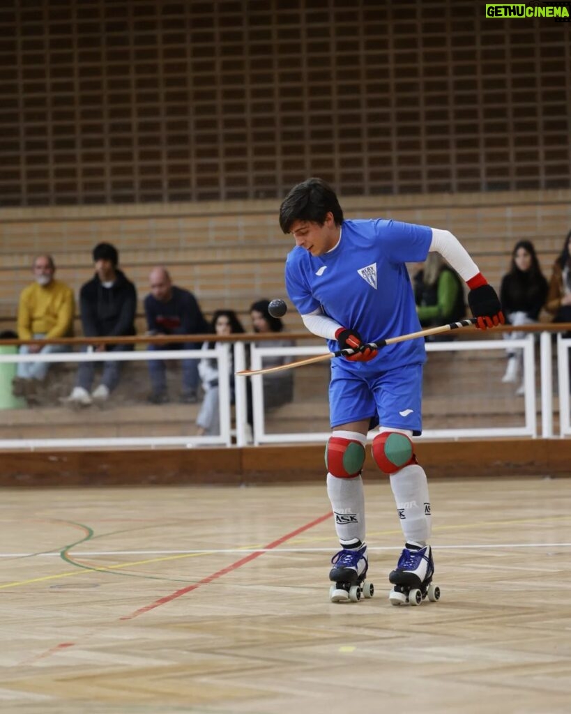 Luís Simões Instagram - Voltaram-me a pôr os patins... 🛼🏑H.C.B.V.🔵⚪ 📸@bau.mario77 @festaefestatvi #hoquei #hoqueipatins #festaéfesta #sobrerodas #tvi #tvinovelas #goodvibes