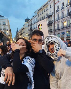 Lucía Martín Abello Instagram - Hoy y siempre: ¡𝐐𝐮𝐞 𝐯𝐢𝐯𝐚 𝐥𝐚 𝐥𝐮𝐜𝐡𝐚 𝐝𝐞𝐥 𝐩𝐮𝐞𝐛𝐥𝐨 𝐩𝐚𝐥𝐞𝐬𝐭𝐢𝐧𝐨!
✊🏼🇵🇸
#freepalestine 
#palestinalibre 
#gazagenocide 
#stopgenocide 
#stopbombinggaza🇵🇸