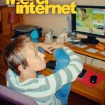 Lucas Hauchard Instagram - Ça fait 10 ans que mon meilleur pote @theodorebonnet réalise mes vidéos YouTube et me filme en off. Il a décidé de vous raconter tout ce que j’ai vécu dans une série documentaire, « Merci Internet », le 19 Janvier sur Prime Video.