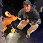Lucas Hauchard Instagram - Squeezie cire et Squeezie chien carton sont désormais au musée Grévin 🥲 (@grevin_paris) C’est une belle consécration, je suis le premier créateur d’internet à y entrer alors merci. C’est grâce à vous et c’est un honneur 🙌🏻 Ça montre qu’internet n’est plus une niche, que ses créateurs et créatrices font désormais partie intégrante du paysage culturel français, et j’espère que plein d’autres me rejoindront dans leur version cire dans ce musée car ils le méritent tout autant 🙏🏻