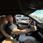 Lucas Lucco Instagram - Por esses dias eu tô com a nova Cayenne S by @porschebexp que tá com um motor v8 absurdo. Indo ao contrário da tendência dos híbridos/elétricos. Vcs acham que motores como esse vão ser cada vez mais raros?