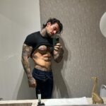 Lucas Lucco Instagram - Lembrou que tá precisando de Whey e Creatina? O site da minha marca de suplementos tá com preços incríveis de Black November. Use o cupom LUCAS10 pra ter ainda mais desconto e bons treinos!
