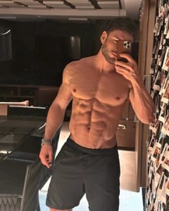 Lucas Viana Instagram - Registro para lembrar a mim mesmo o poder da disciplina diária. A dedicação é sempre recompensada e o melhor presente que podemos nos dar é cuidarmos da nossa saúde. Projeto verão é bacana, mas ainda mais incrível é levar o “foco” como um estilo de vida! Quem tá comigo? 👊🏻 São Paulo, Brazil
