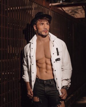 Lucas Viana Instagram - Tô de volta SP! Semana mto produtiva começando, vamo pra cima 🙏🏻 Comenta aí uma meta que vc deseja realizar nos próximos dias, quero saber 💭