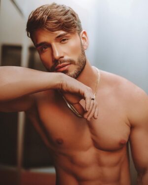 Lucas Viana Instagram - O tipo de foto que serve como lembrete pra manter o foco na vida fitness 😅 Quem aí começou o ano se cuidando? Por aqui tá um pouco difícil por conta da rotina de reforma do apto novo e a correria do dia a dia, mas logo quero voltar com tudo! Às vezes pode faltar um pouco de motivação e aí que entra a importância da disciplina e da determinação para estar sempre se desafiando em busca de novos objetivos! Bora comigo? 💪🏻