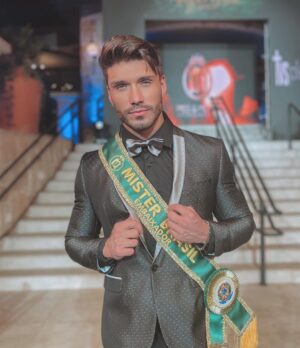 Lucas Viana Instagram - Fala comigo bb! Com muito orgulho, levando para casa a minha oitava faixa 🤩 Que honra ser convidado para apresentar um concurso no qual já participei e venci, já fui jurado e agora presenteado com esse título de embaixador! Muito obrigado por esse reconhecimento @missemisterbrasil, saibam que vcs tem grande influência na minha trajetória! Sucesso 🏆

Agradeço demais tbm a cada um dos meus fãs que me apoiam incondicionalmente em todos os momentos importantes da minha vida… Ontem fomos assunto mais comentado no twitter! Esse carinho me dá força e me motiva a evoluir mais e mais! Amo muito vcs viu? ❤️

Por fim, reiterando o lema da minha vida: Deus, só me dê o que eu mereço… 🙏🏻