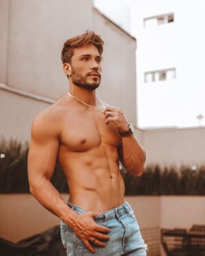 Lucas Viana Instagram - A gente ataca de fitness no feed como se não estivesse furando a dieta no final de semana.. Deus tá vendo! 😂 Mas na segunda voltamos pro foco e recuperamos o prejuízo, o importante é ter equilíbrio né meu fii? Tmj nessa 💪🏻