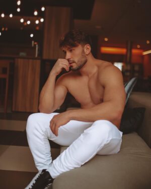 Lucas Viana Instagram - Mais uma semana se iniciando e com ela novas oportunidades sendo criadas pra quem tem determinação e coragem... E vc, já organizou suas metas? Comenta aí um objetivo que pretende alcançar nos próximos dias 🙏🏻🖤