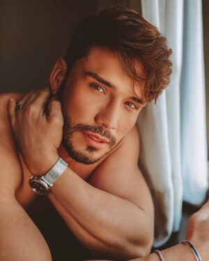 Lucas Viana Instagram - Se eu sou indeciso pra foto? Magina.. 😅 Me ajuda aí, qual prefere? 1 ou 2?