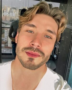 Lucas Viana Instagram - Arrasta pro lado pra conferir o novo visual que a quarentena me proporcionou 😂 confesso que ainda estou me acostumando, mas gosto da ideia de mudar e experimentar outros estilos de cabelo! O que vcs acham? Estão curtindo assim ou melhor cortar? 💇🏻‍♂️