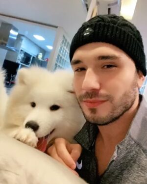 Lucas Viana Instagram - A vida de pai solteiro nessa quarentena é assim 🤷🏻‍♂️ kkkkk. Brincadeiras à parte, aqui amor e carinho é o que não falta com a minha melhor companhia, meu amorzinho de 4 patas. Na moralzinha, ter ela comigo faz meus dias muito mais felizes 🥰 Me conta aí, quem tá sendo o seu parceiro fiel nesses dias de isolamento? ❤️ TT: eulucasviana