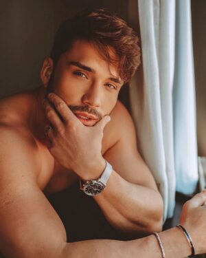 Lucas Viana Instagram - Se eu sou indeciso pra foto? Magina.. 😅 Me ajuda aí, qual prefere? 1 ou 2?