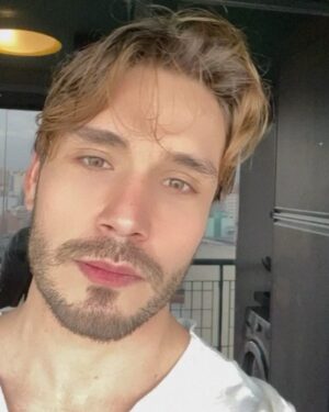 Lucas Viana Instagram - Arrasta pro lado pra conferir o novo visual que a quarentena me proporcionou 😂 confesso que ainda estou me acostumando, mas gosto da ideia de mudar e experimentar outros estilos de cabelo! O que vcs acham? Estão curtindo assim ou melhor cortar? 💇🏻‍♂️