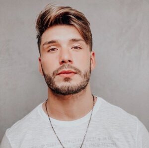 Lucas Viana Instagram - Tudo pronto pro meu carnaval Salvador/RJ! O pai tá como.. ansioso demais 😜🕺🏻 O cabelin tá ok! O que vcs acharam?
