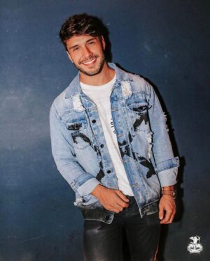 Lucas Viana Instagram - Quem me vê, me vê sorrindo e vai ser sempre assim. Conta aí, o que faz você sorrir? 😁🤘🏻