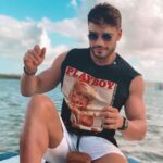 Lucas Viana Instagram – Expectativa: pose de blogueiro em alto mar. Realidade: quase desequilibro e caio do barco 🤡 Nordeste
