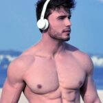 Lucas Viana Instagram - Muitas vezes temos vontade de falar ao mundo inteiro que nossos projetos estão começando a andar, que aquela dieta está dando resultado, que aquele relacionamento começou enfim a engrenar.. O progresso nos dá ânimo e tentamos contagiar à todos que estão ao nosso redor. Porém neste momento, infelizmente devemos redobrar nossa atenção. O mundo, querendo ou não, é um local onde esbarramos com algumas pessoas de pensamentos limitados e que nem sempre se sentem felizes com o nosso progresso, acredito eu que não seja por mal. Mas se você progride, inconscientemente acham que você deixará de falar com elas ou coisa parecida e por isso tentarão fazer com que você falhe. Então mude sua postura, trabalhe de bico calado, faça dar certo, os resultados vão chegar aos ouvidos de todos, queira você ou não. O sucesso deixa rastros! Eu li num livro uma vez e nunca mais esqueci: "Trabalhe em silêncio e deixe que seu sucesso faça o barulho" 😉👊💥
