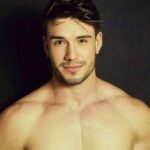Lucas Viana Instagram - Encontre alguém que te transborde, e NÃO alguém que te complete. Você já é completo. O que te falta é aquela gota que faça seu copo virar. Aquele pouquinho a mais que faz você se tornar muito melhor do que já é! 😌😉 São Paulo, Brazil