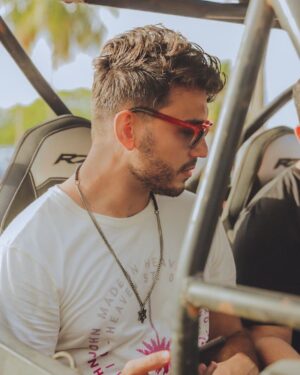 Lucas Viana Instagram - Me aventurando nesse paraíso 😎🌴 Conta aí que eu quero saber, de qual lugar do mundo você é?