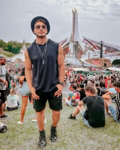 Lucas Viana Instagram - Mais um sonho realizado, curtindo meu primeiro dia de Tomorrowland! A energia desse festival é surreal e só quem me conhece sabe o quanto estou feliz por estar aqui 🤟🏻🔥🛸🚀 Belgium