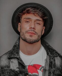 Lucas Viana Instagram - Segundou com as energias renovadas! 👊🏻 Comente aqui o primeiro emoji do seu teclado, ele vai definir como vai ser sua semana 👀