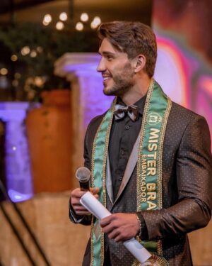 Lucas Viana Instagram - Logo logo completo mais um ano de vida e não tem nada melhor do que relembrar momentos marcantes! #TBT de quando apresentei a última edição do @missemisterbrasil e ainda fui honrado com o título de embaixador do concurso, se tornando minha 8ª faixa! Coração se enche de gratidão a Deus por tudo que ele tem realizado na minha trajetória 🙏🏻❤️