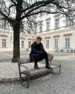 Lucas Viana Instagram - Se o Lucas de 20 anos atrás tivesse um encontro com o Lucas de hoje, aquele garotinho com certeza não poderia acreditar no que seus ouvidos escutariam. Era só ele acreditar nos planos de Deus e fortalecer cada dia mais sua relação com Ele, que muito mais do que sonhou se tornaria realidade na sua vida. Sim, aquele garotinho viu a neve e conheceu países que nem poderia imaginar que um dia pisaria. Viveu as experiências mais incríveis que qualquer um gostaria de viver. Aquele garotinho se tornou um homem extremamente abençoado. E ele nunca vai parar de lutar, dia após dia, para se tornar cada vez mais merecedor de todos os desejos que ainda guarda no seu coração. Obrigado, Deus. 🙏🏻♥️