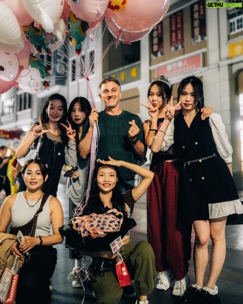 Luciano Huck Instagram - Alguns registros da nossa passagem pela China. Foi uma experiência incrível. Breve no @domingao 📸 @isthisreal China中国