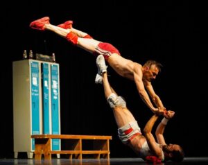 Luciano Rosso Instagram - @unpoyorojo au @rondpointparis jusqu’au 3 juillet 🇫🇷 
@alfonso.baronn mise en scène : Hermes Gaido 
📷 Hermes Gaido 
#theatredurondpoint #paris #unpoyorojo #lifeontour